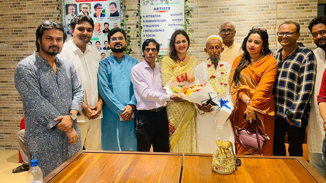 নিজে কাঁদলেন, সবাইকে কাঁদালেন এফডিসির খোরশেদ