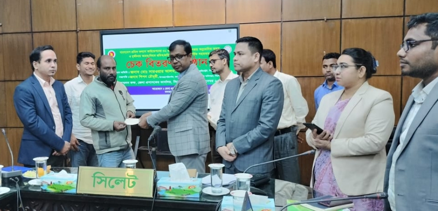 অসুস্থ ও দুর্ঘটনা আক্রান্ত শ্রমিকদের চেক বিতরণ সম্পন্ন,,