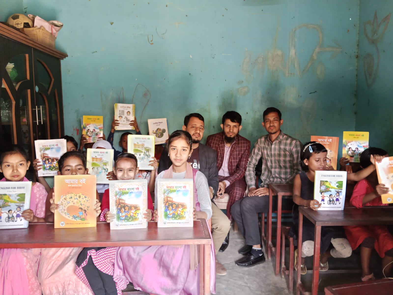 আলোকিত পাঠশালার শিক্ষার্থীদের হাতে হাতে নতুন বই মানবিক ও ইনসাফপূর্ণ সমাজ গঠনে যুব সমাজ কে এগিয়ে আসতে হবে যুব সংগঠক --আশরাফুল ইসলাম
