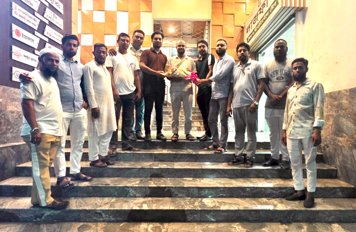 কেন্দ্রীয় যুবদলের সহ-সাধারণ সম্পাদক নির্বাচিত মকসুদ আহমদকে ফুলেল শুভেচ্ছা
