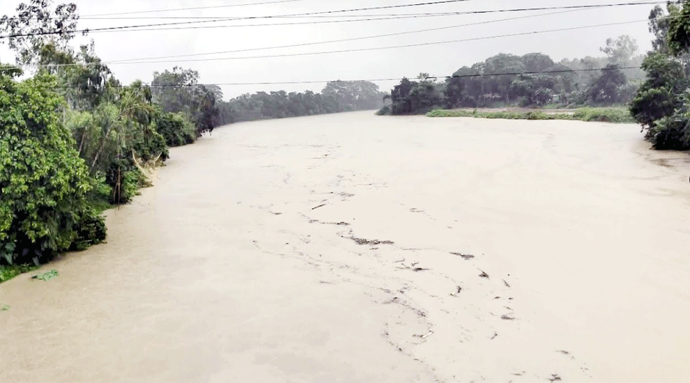 উজানের ঢলে ফুঁসে উঠছে নদ-নদীর পানি