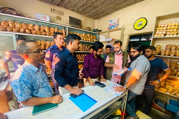 শ্রীমঙ্গলে ভেজাল মানহীন খাদ্যপণ্যের বিরুদ্ধে মোবাইল কোর্ট পরিচালনা করে ৬০ হাজার টাকা জরিমানা